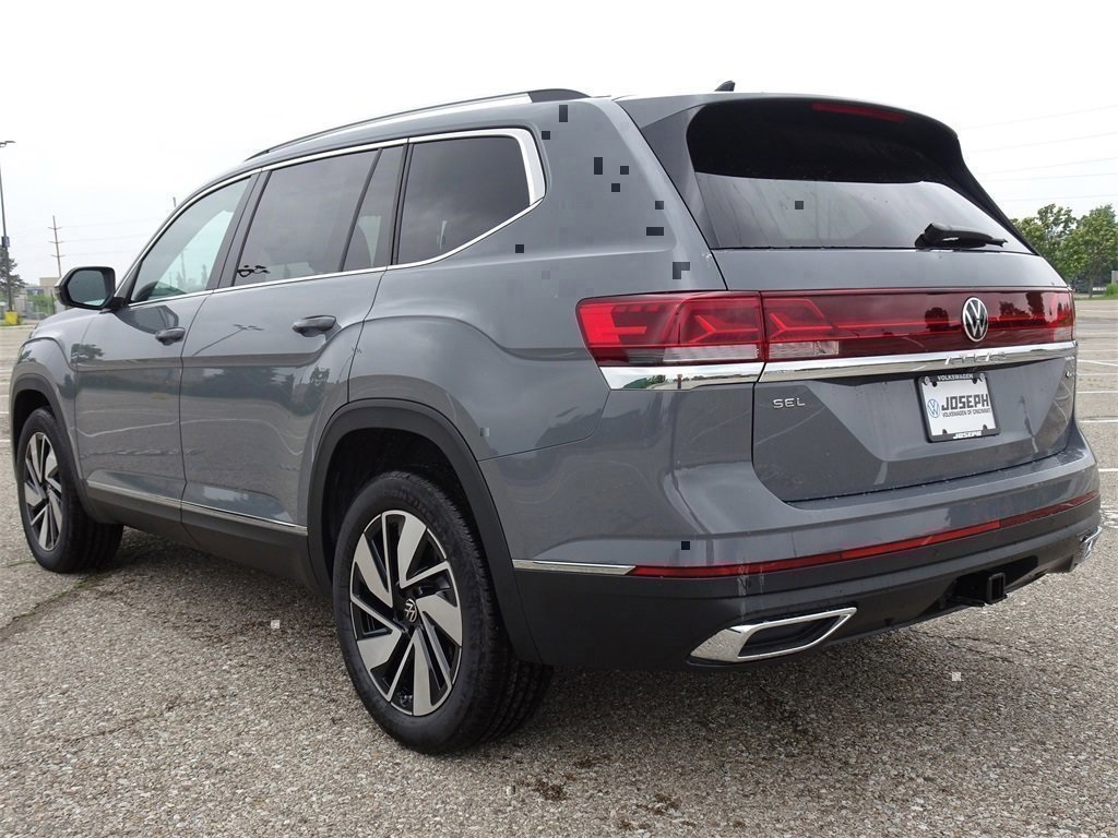 2025 Volkswagen Atlas SEL photo 2