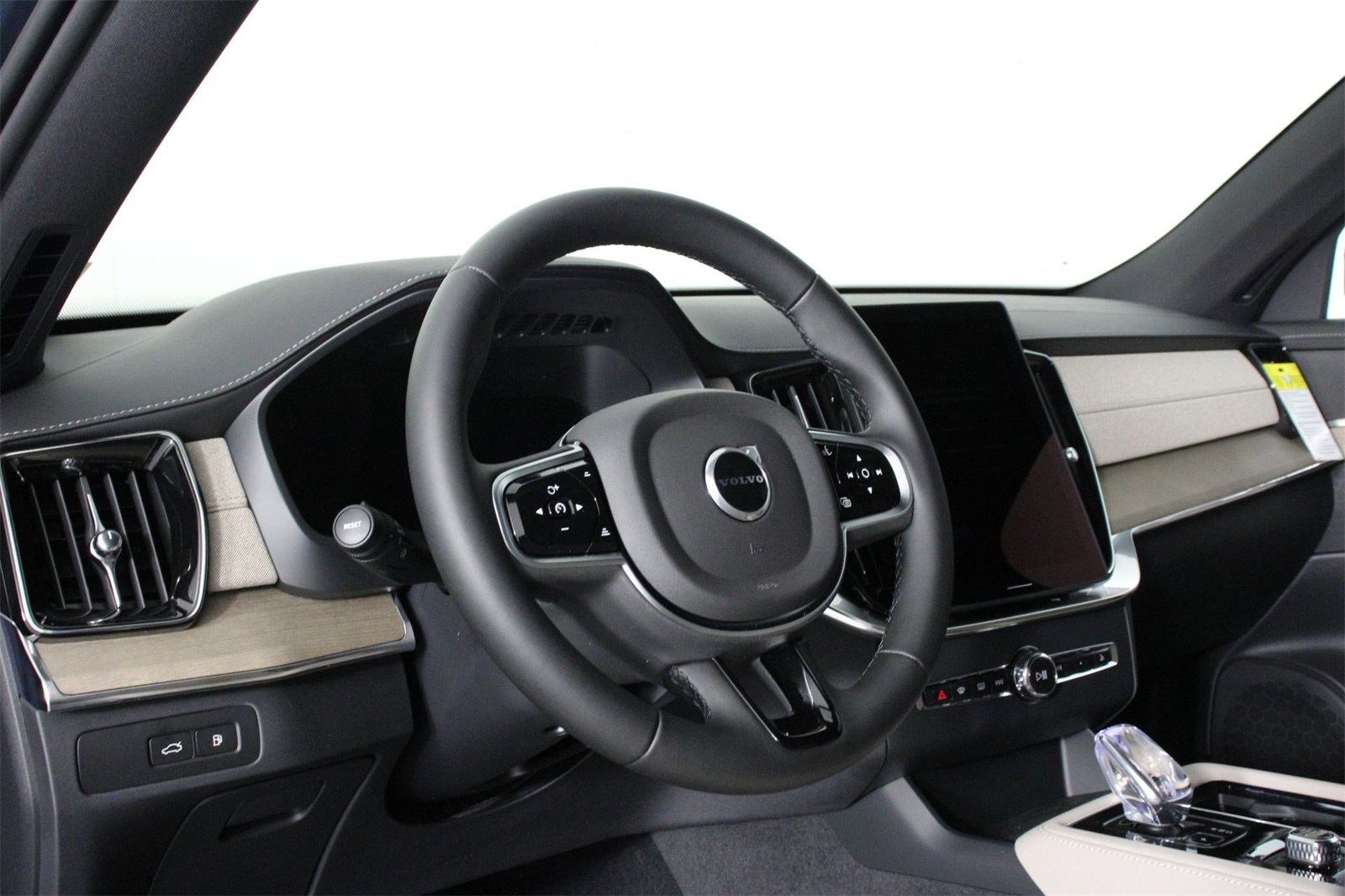 2026 Volvo XC90 T8 Core photo 8