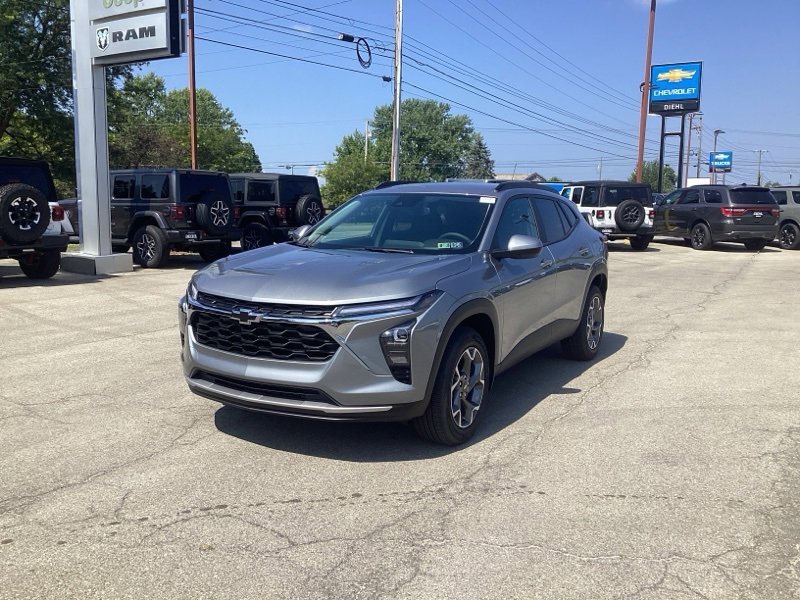 2025 Chevrolet Trax LT photo 2
