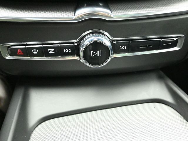 2022 VOLVO XC60 - Image 17
