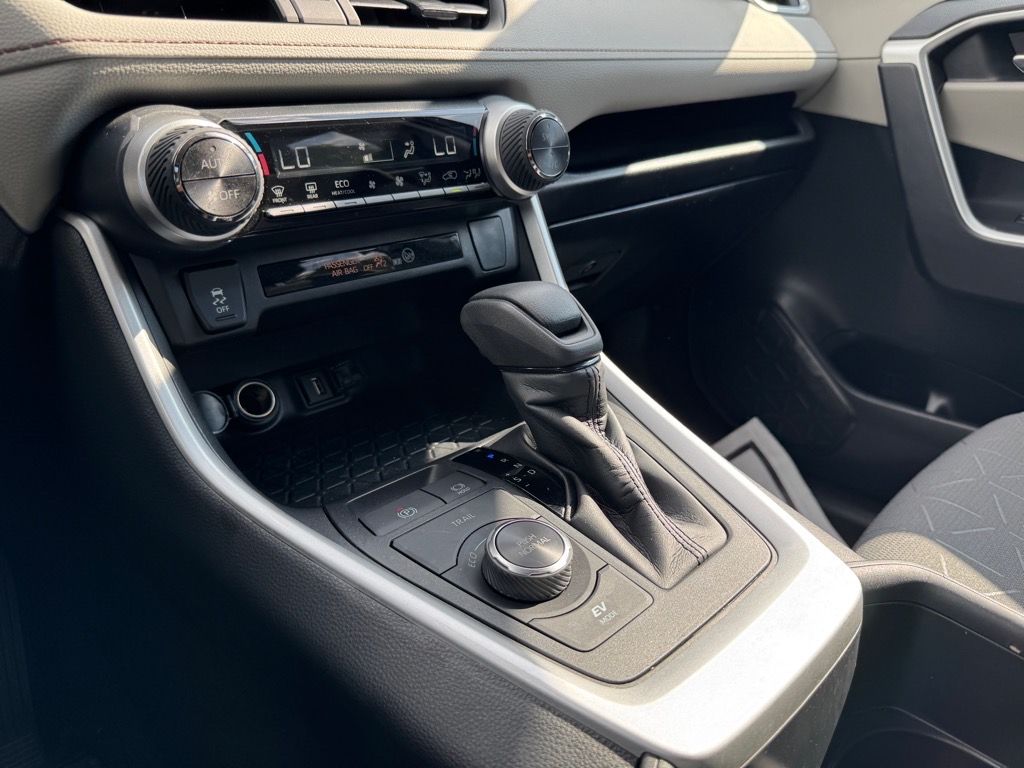 2022 Toyota RAV4 Hybrid XLE photo 19