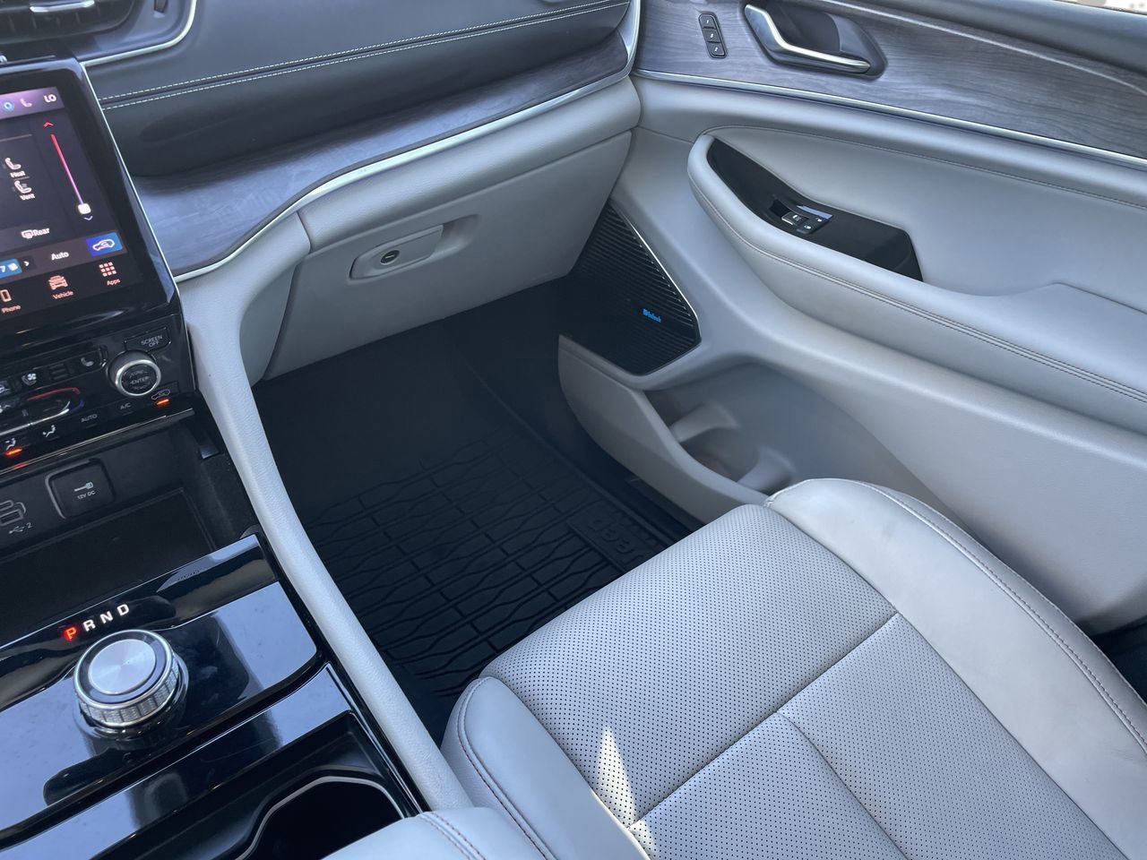 2022 Jeep Grand Cherokee Overland photo 16