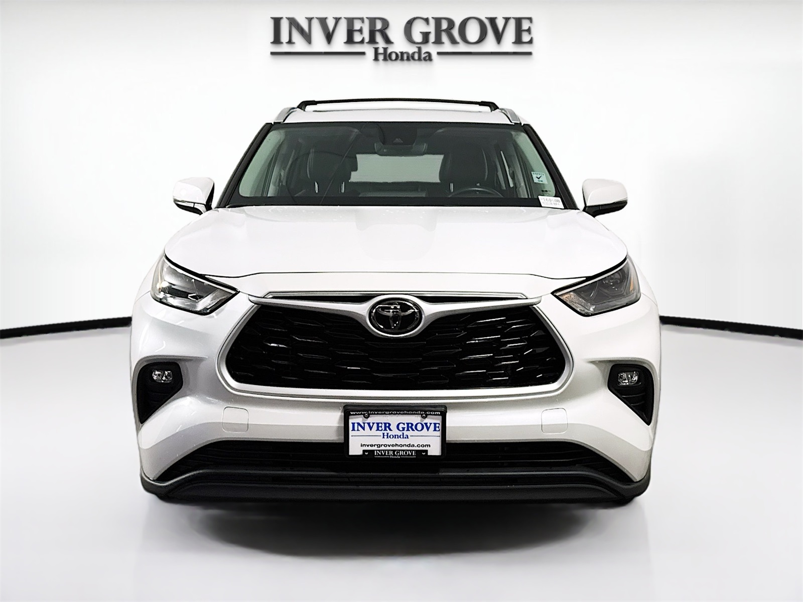 Used 2022 Toyota Highlander XLE with VIN 5TDGZRBH0NS590488 for sale in Inver Grove Heights, Minnesota
