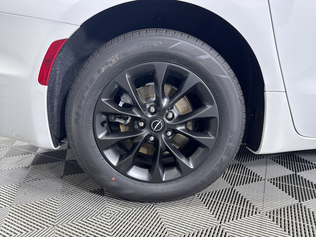 2025 Chrysler Pacifica photo 28