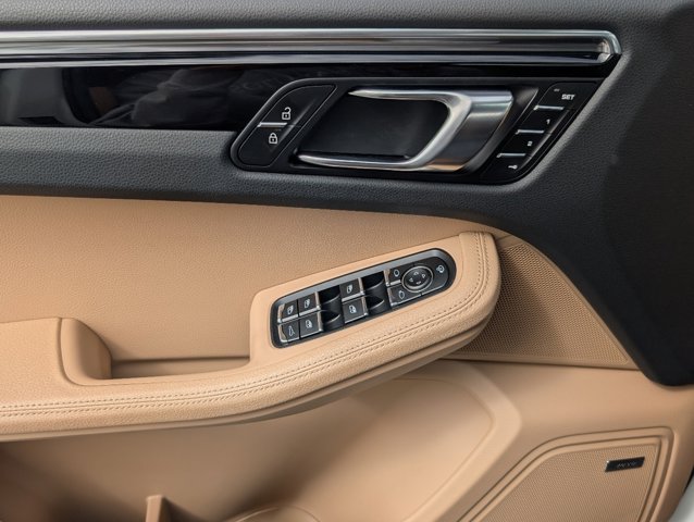 2024 Porsche Macan T photo 17