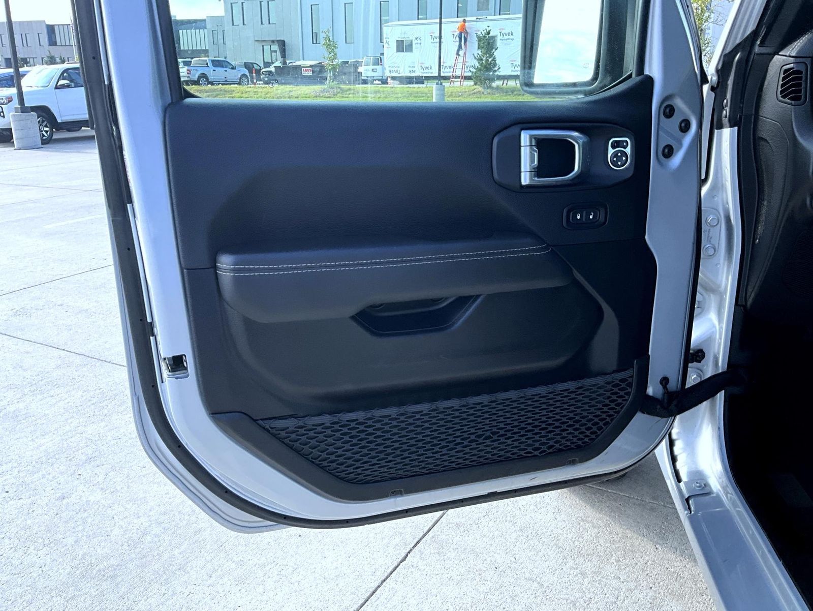 2023 Jeep Wrangler Sahara 4xe photo 11