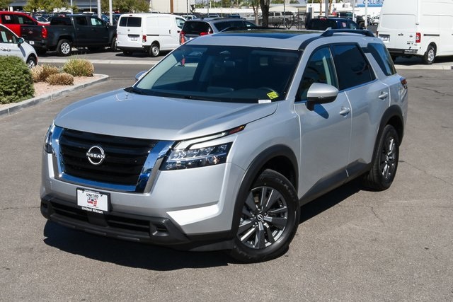 2025 Nissan Pathfinder SV's photo