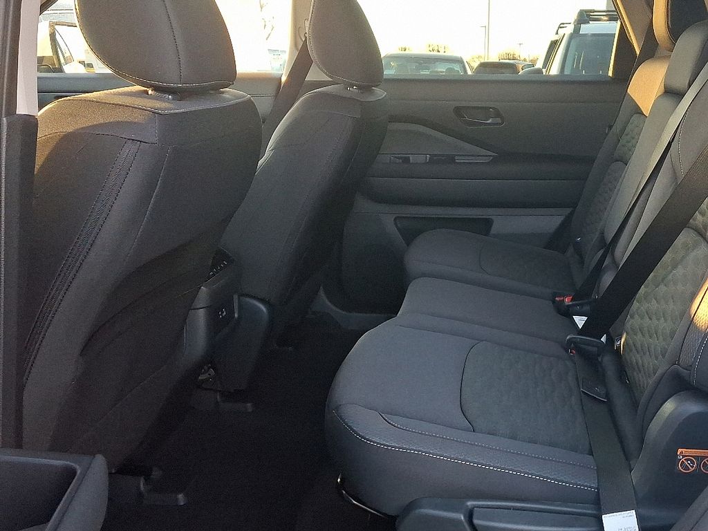 2025 Nissan Pathfinder SV photo 4