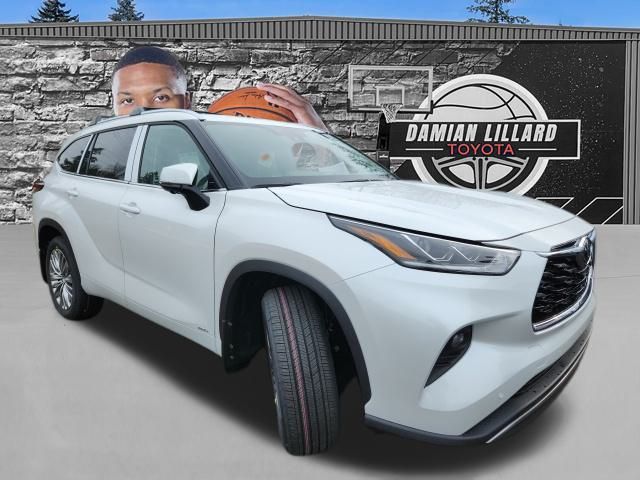 2026 Toyota Highlander Platinum's photo