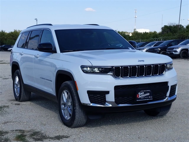 2025 Jeep Grand Cherokee Laredo Altitude photo 2