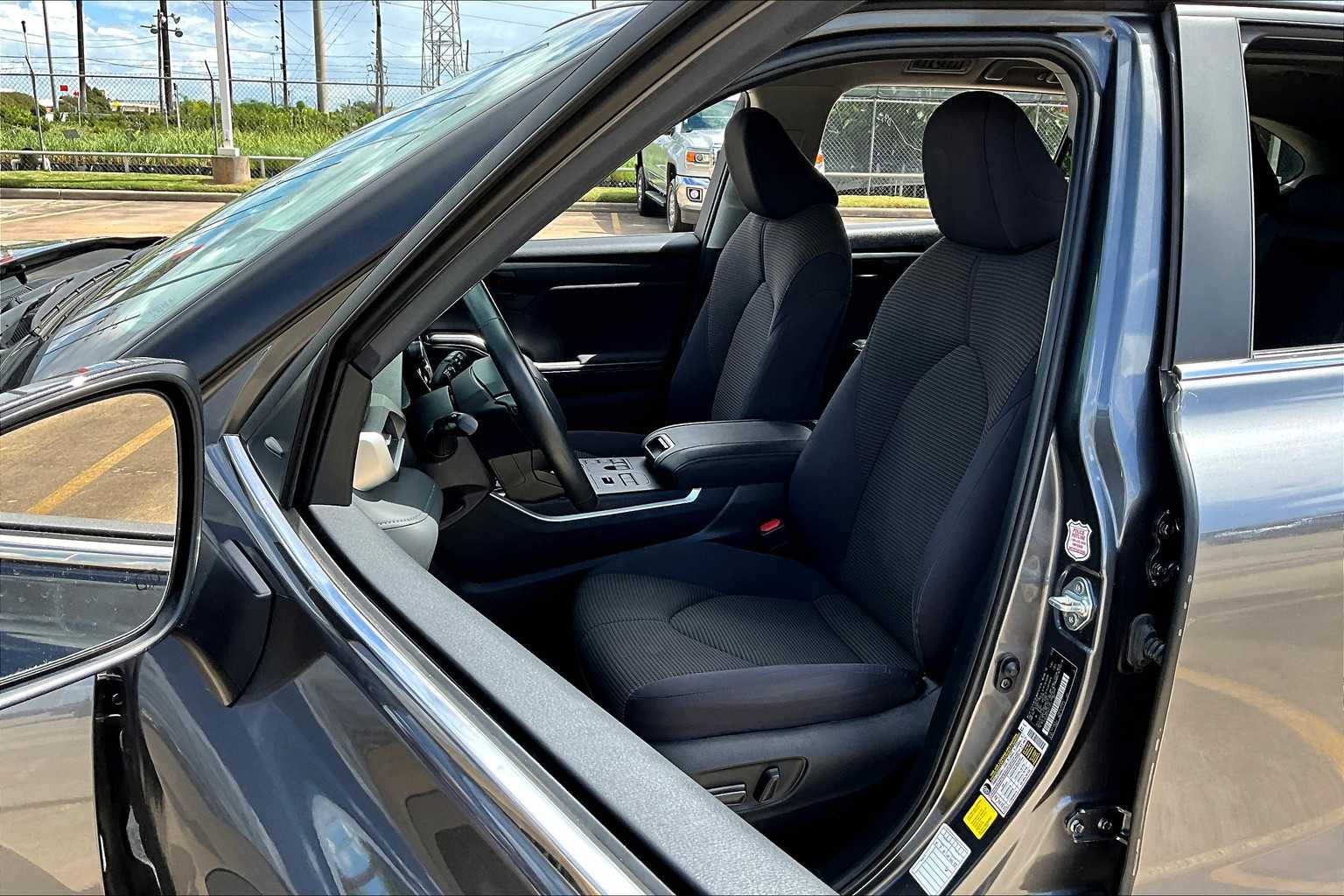 2024 Toyota Highlander LE photo 7