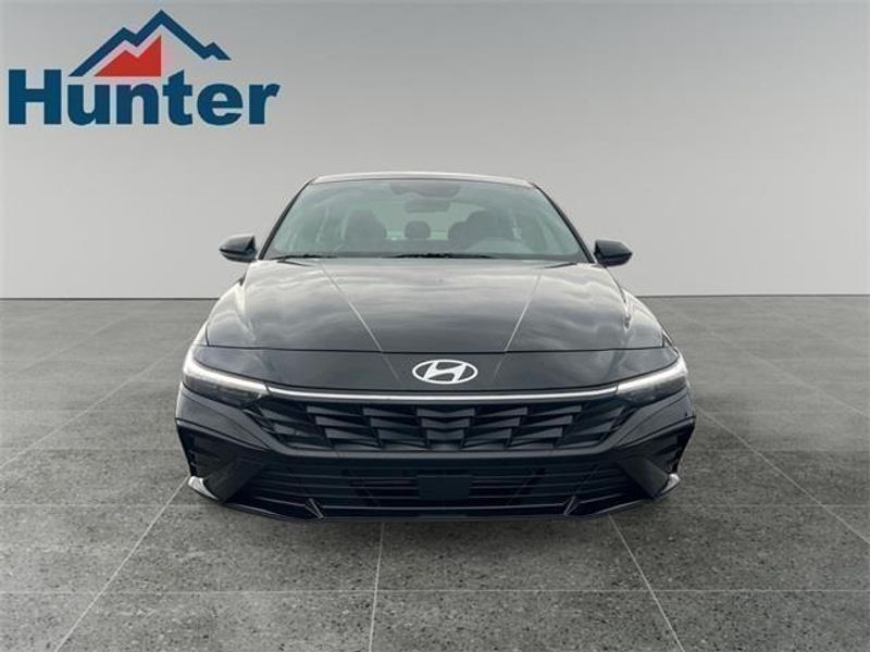 2024 Hyundai Elantra SEL Convenience photo 7
