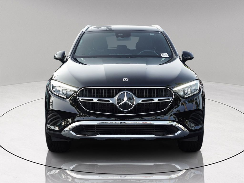 2025 Mercedes Benz GLC 300 photo 2
