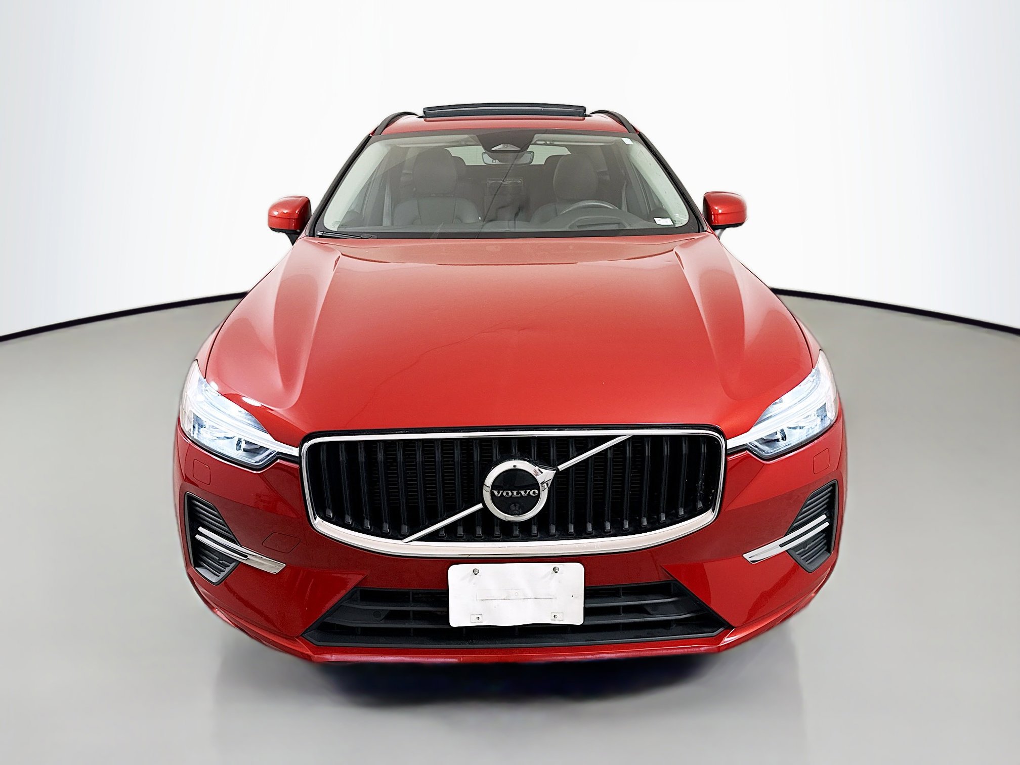 2022 Volvo XC60 Momentum photo 2
