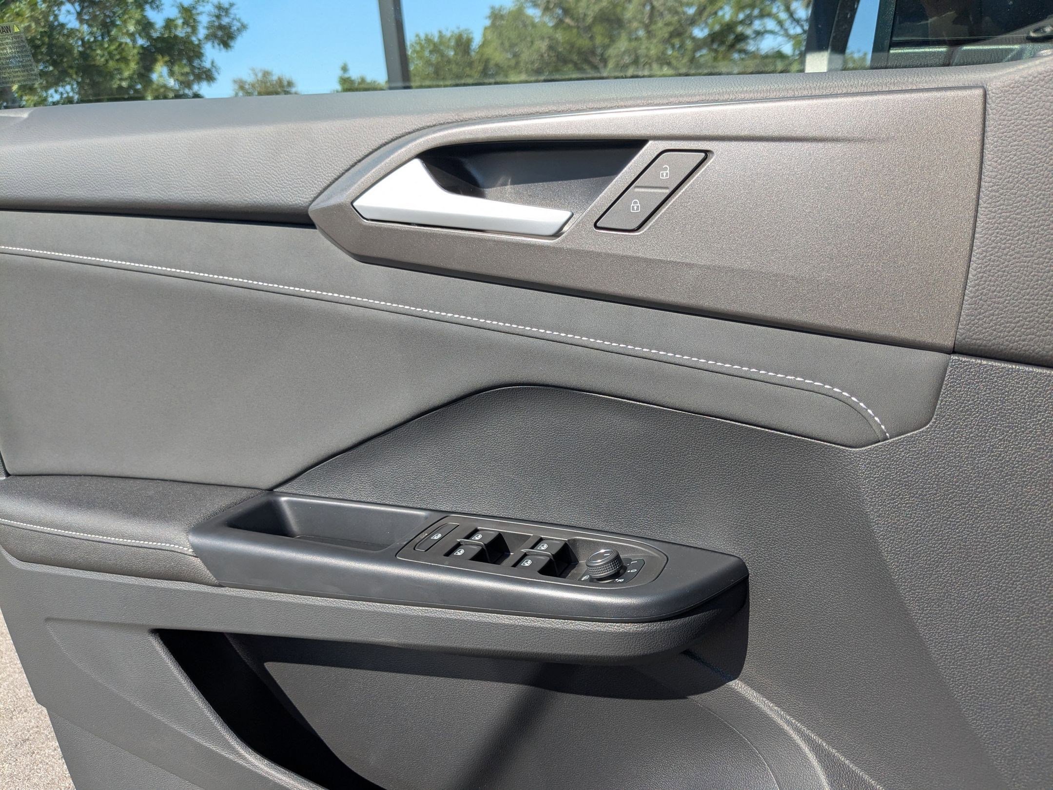 2025 Volkswagen Taos SE photo 4