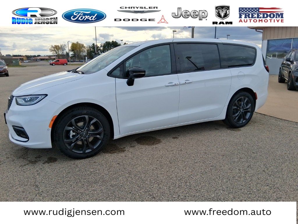 2026 Chrysler Pacifica Select's photo