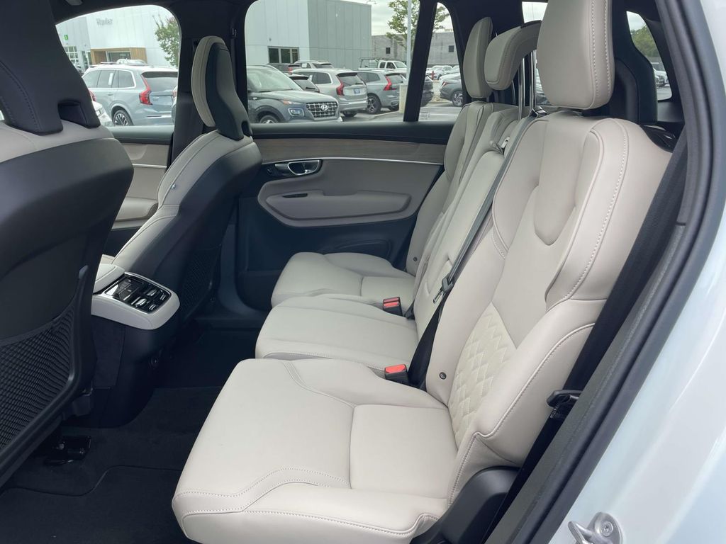 2026 Volvo XC90 B5 Core photo 2