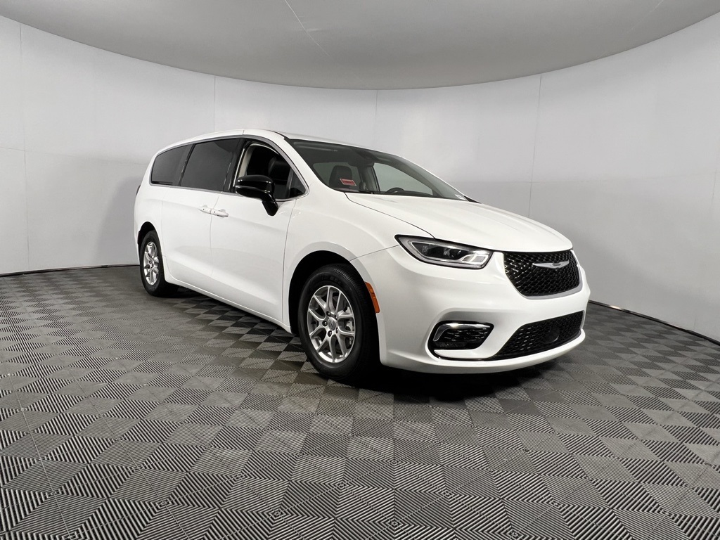 2024 Chrysler Pacifica Touring L's photo