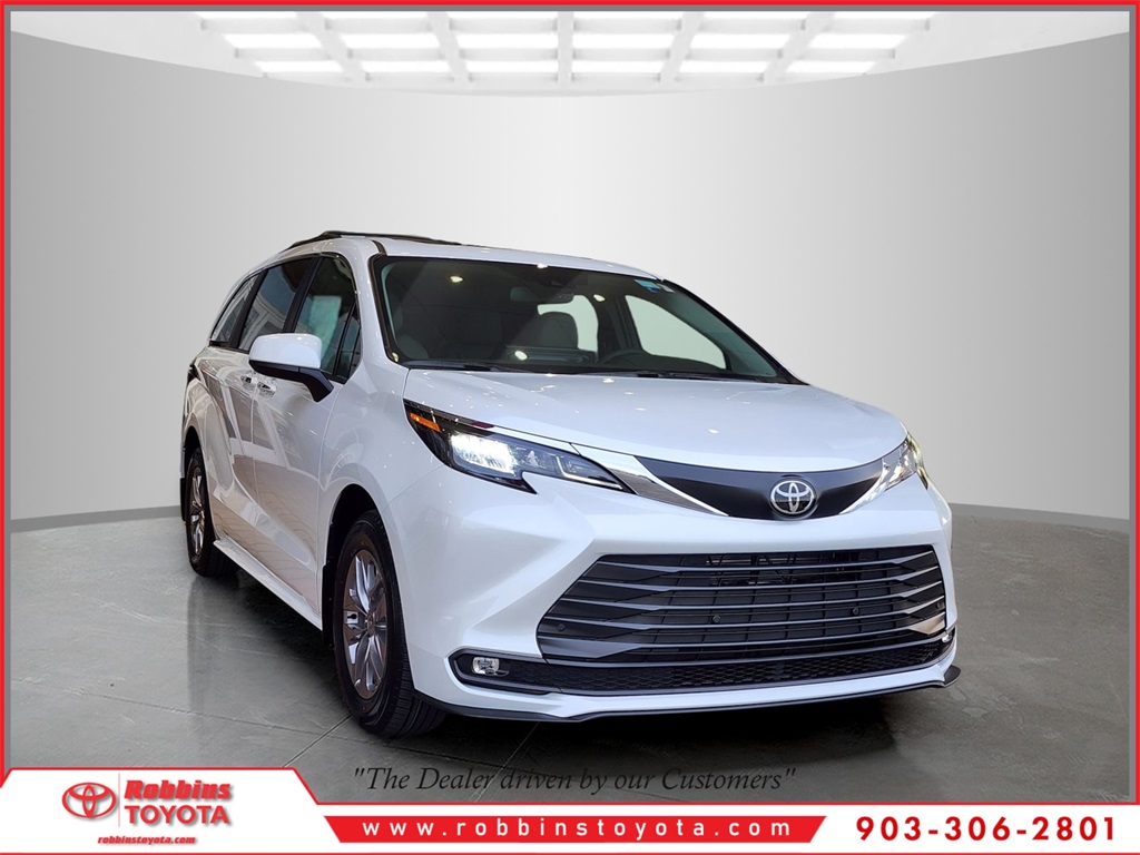 2026 Toyota Sienna XLE's photo