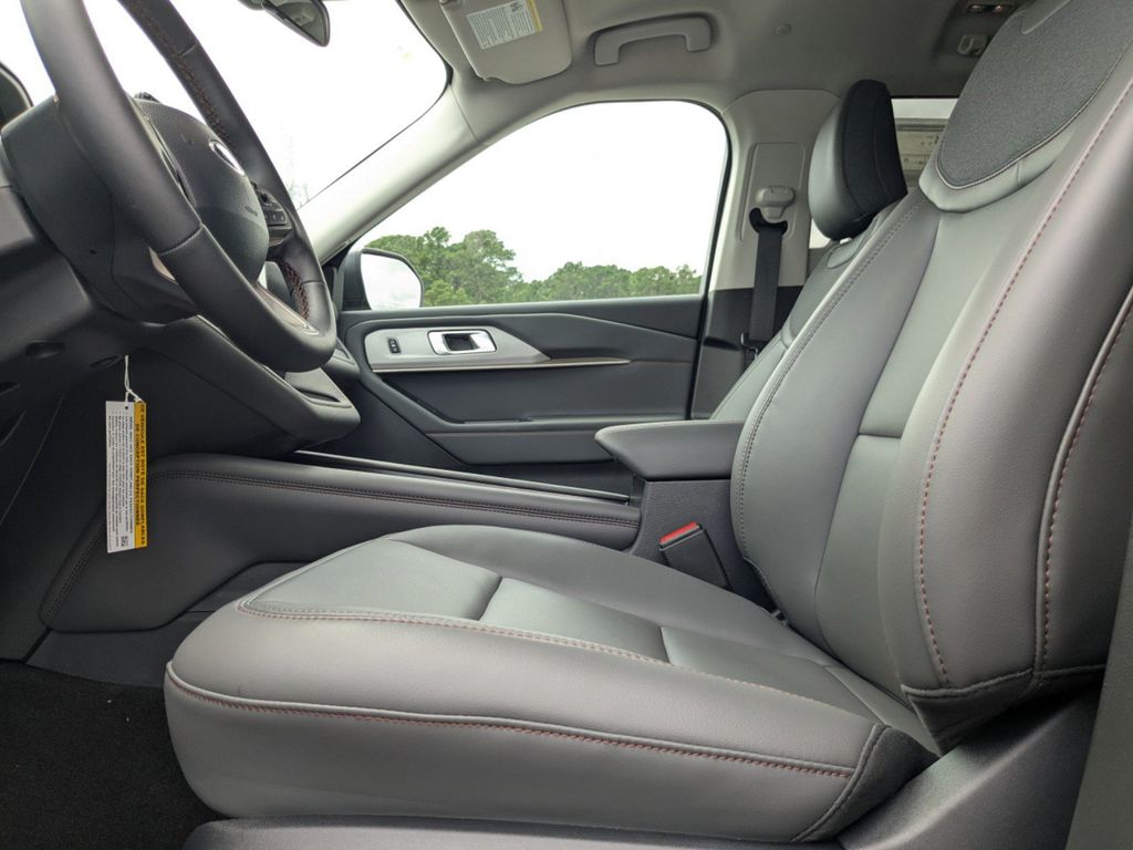 2025 Ford Explorer photo 14