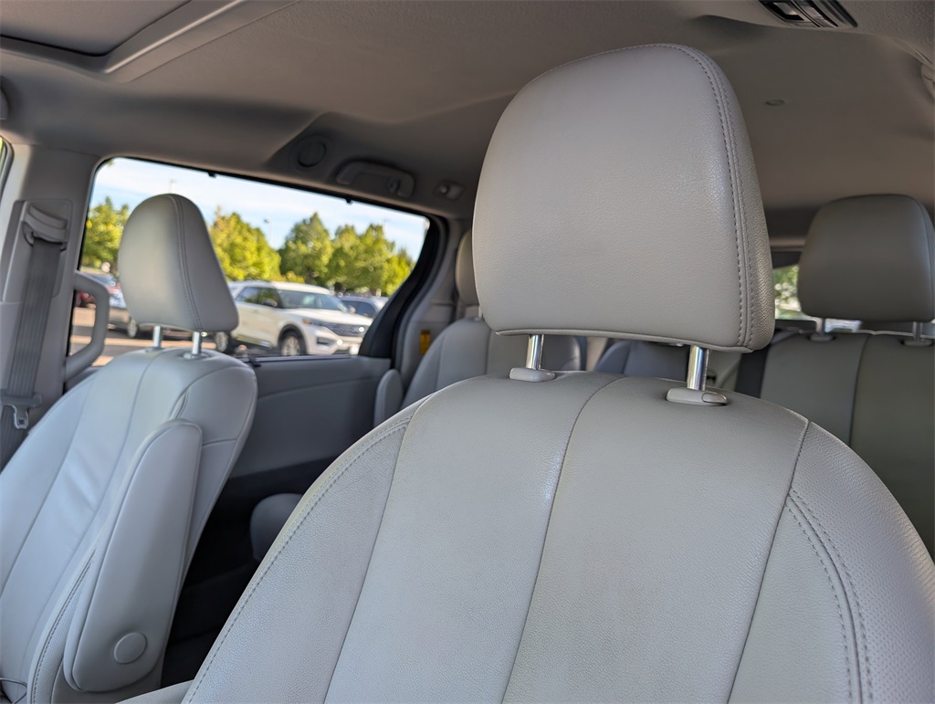 2014 Toyota Sienna XLE photo 11