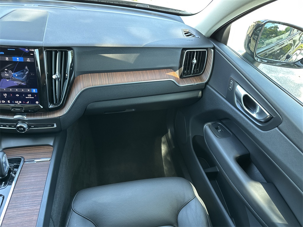 2023 Volvo XC60 B5 Plus photo 16