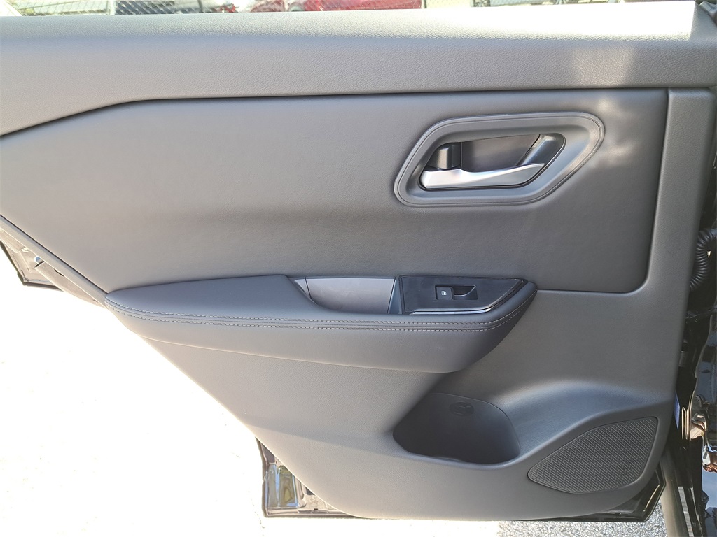 2026 Nissan Rogue SV photo 13