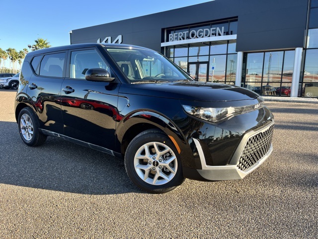 2025 Kia Soul LX's photo