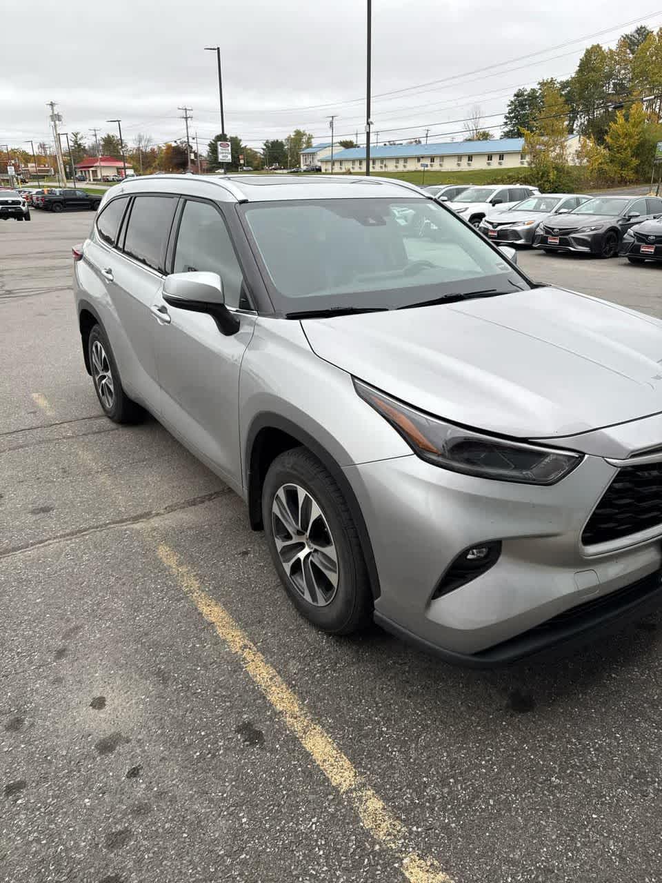 2021 Toyota Highlander XLE photo 2