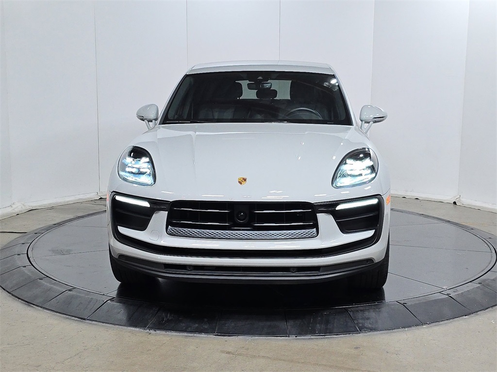 2025 Porsche Macan T photo 2