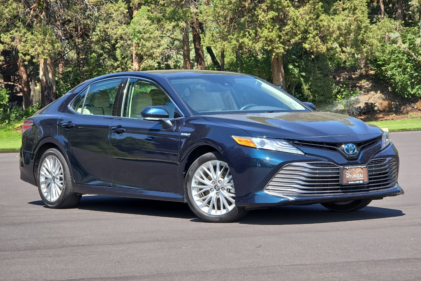 2020 Toyota Camry Hybrid XLE photo 2