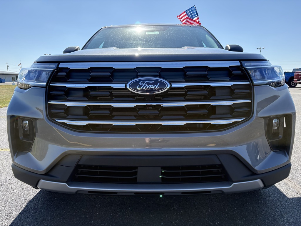 2025 Ford Explorer photo 2