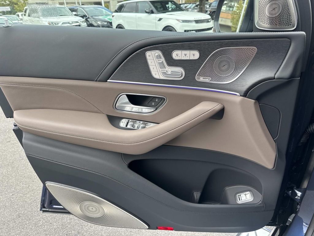 2025 Mercedes Benz GLS Maybach 600 photo 15