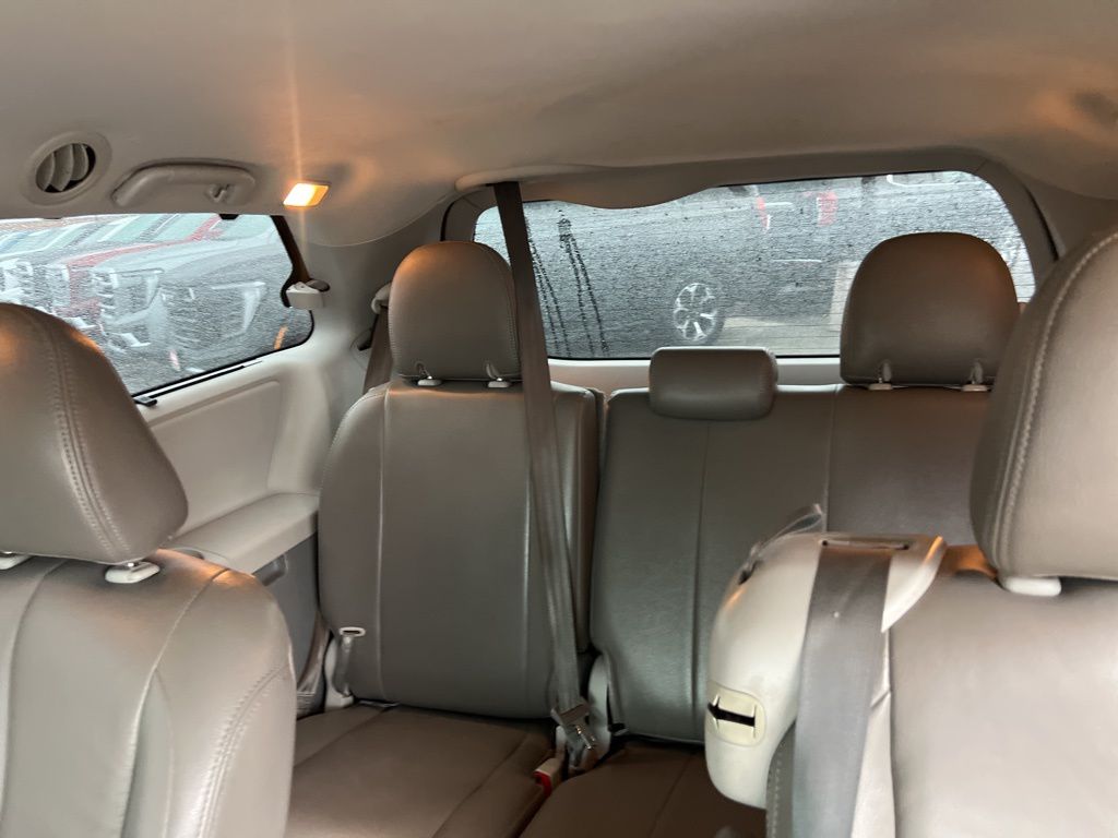2014 Toyota Sienna LE photo 19