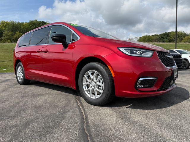 2026 Chrysler Pacifica photo 2