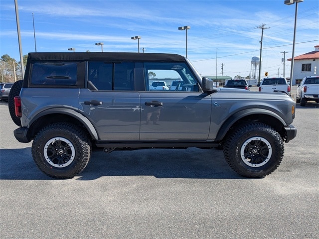 2024 Ford Bronco Black Diamond photo 2
