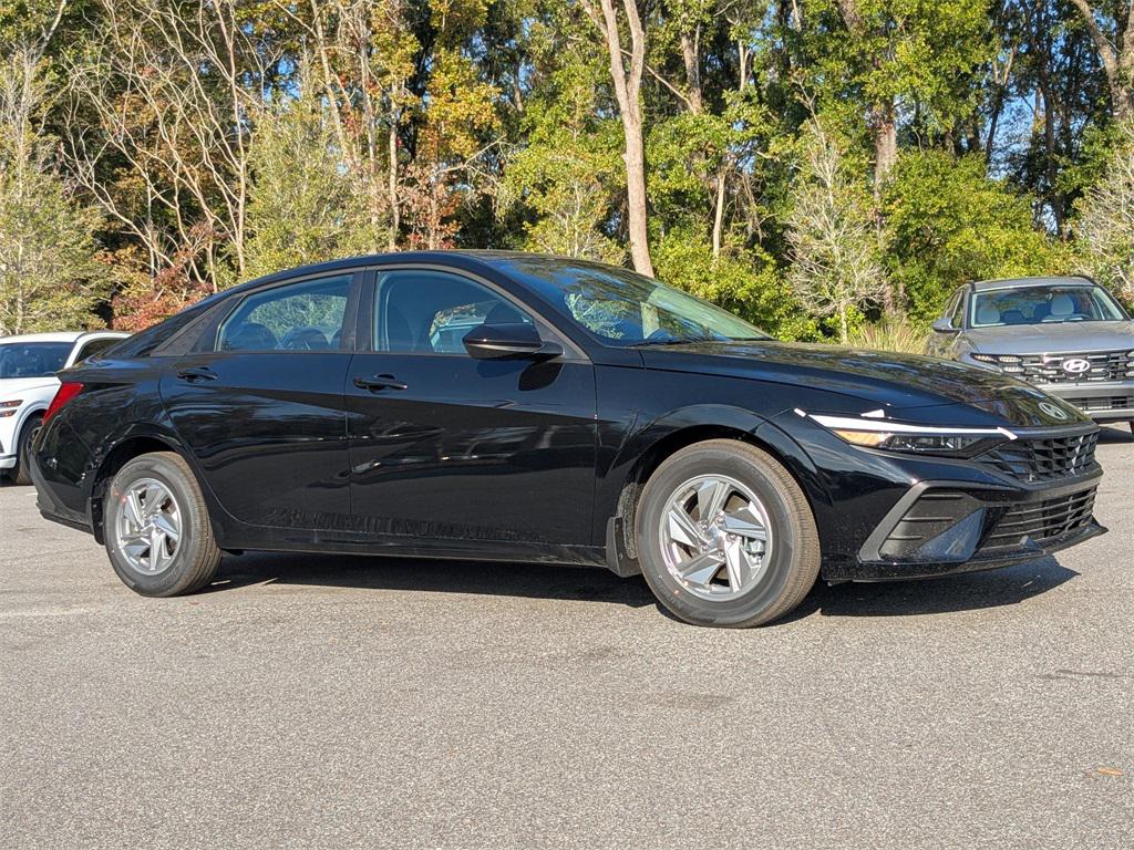 2026 Hyundai Elantra SE photo 2