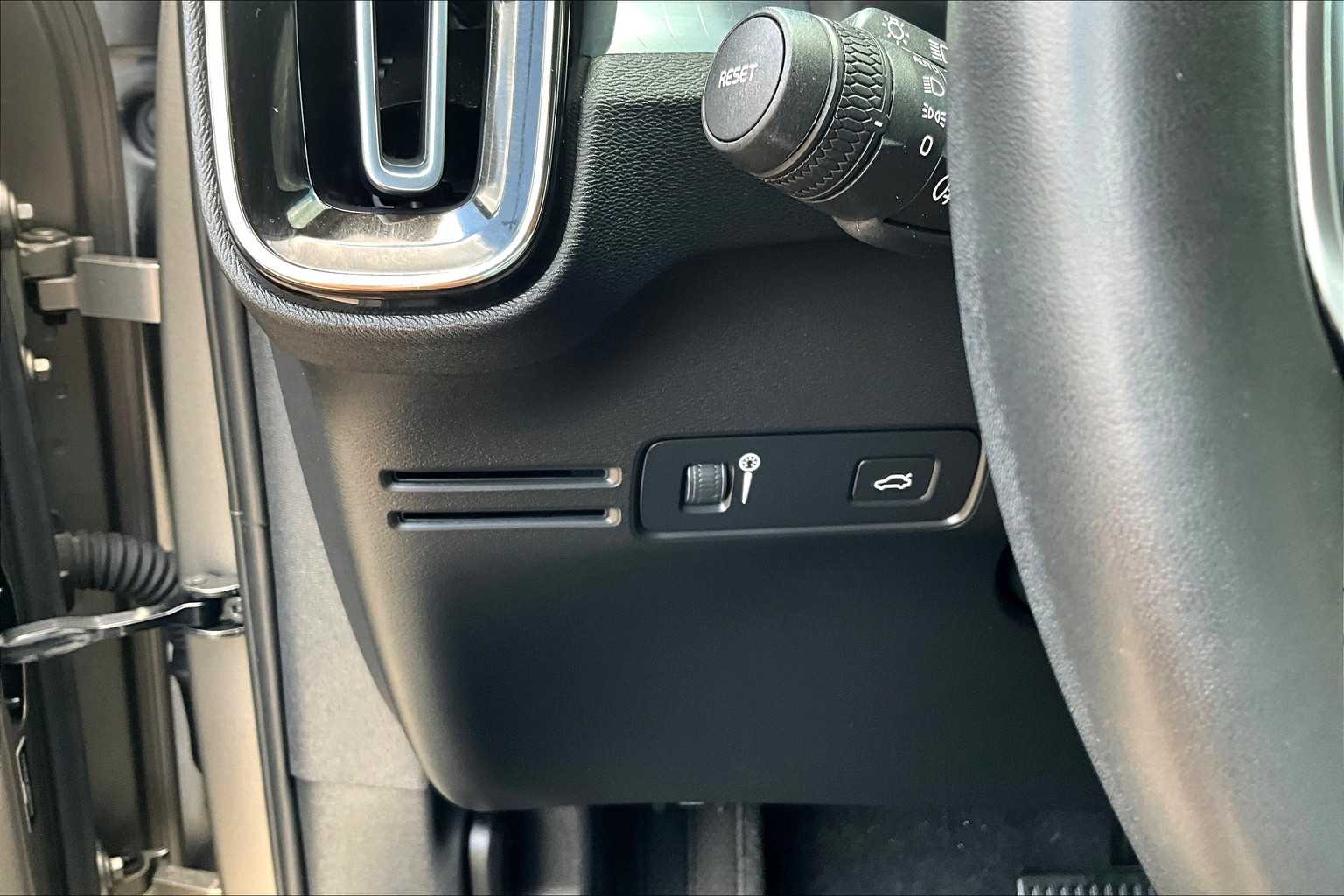 2022 Volvo XC40 Momentum photo 31