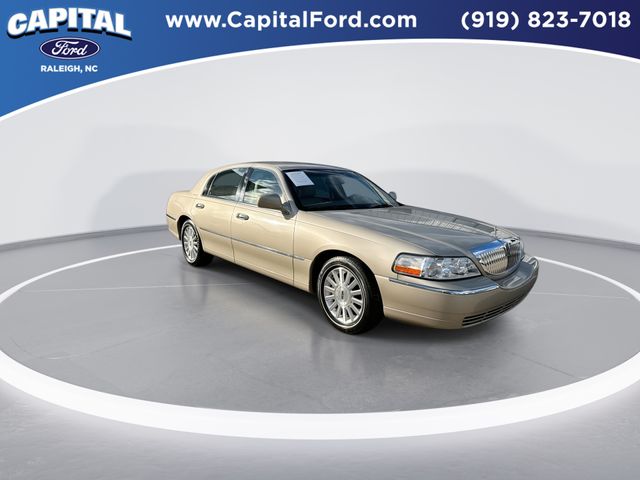 2004 Lincoln Town Car Executive Signature photo 2