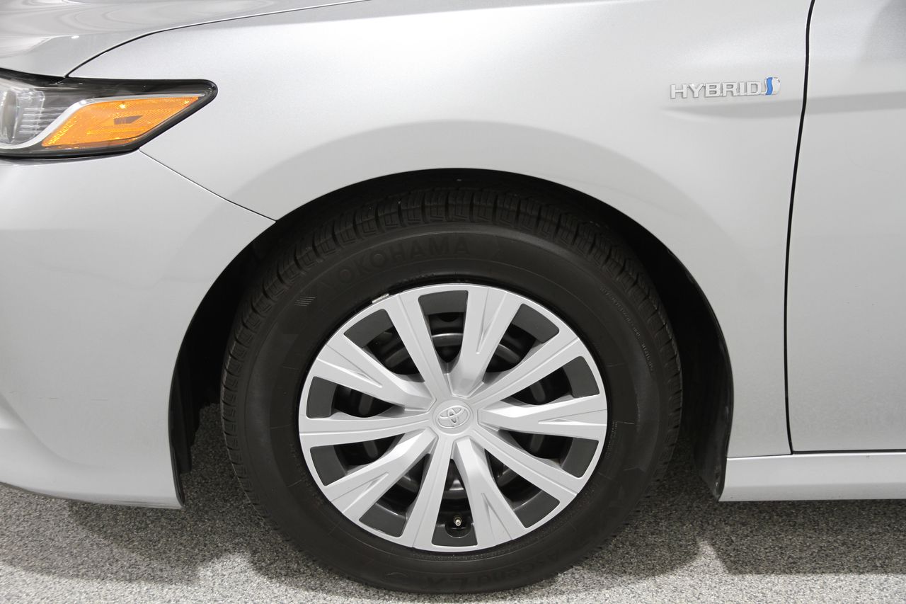 2020 Toyota Camry Hybrid LE photo 20