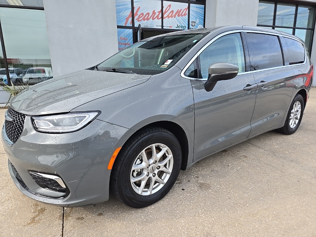Used 2023 Chrysler Pacifica Touring L with VIN 2C4RC1BG6PR596939 for sale in Kansas City