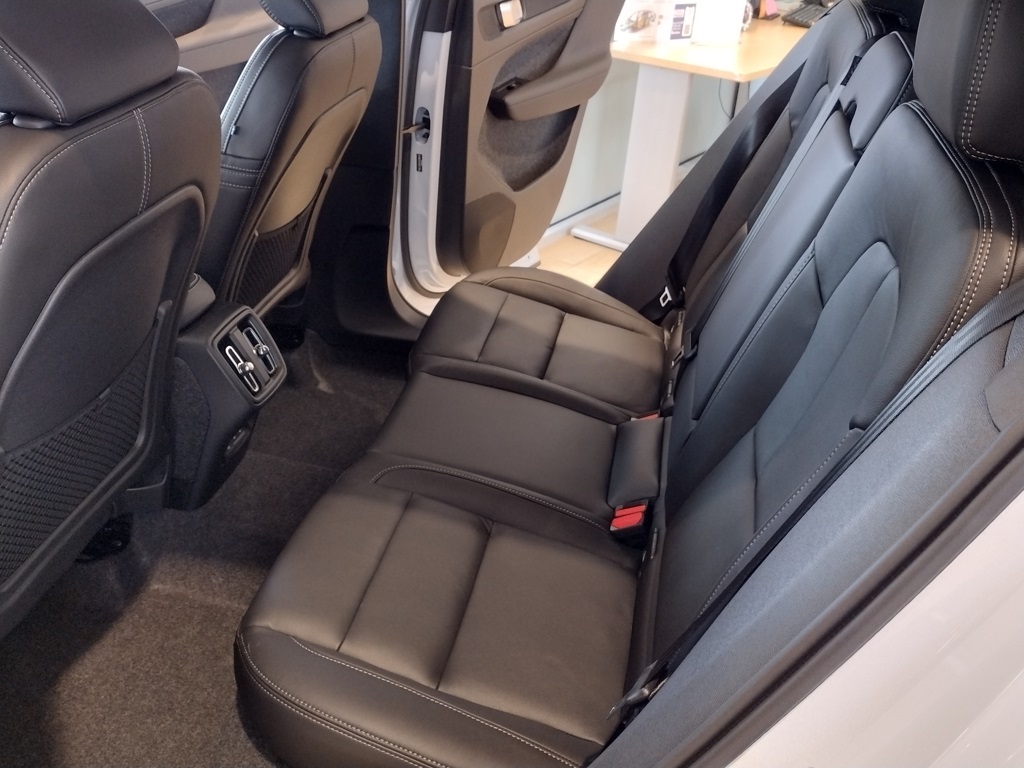 2026 VOLVO XC40 - Image 20