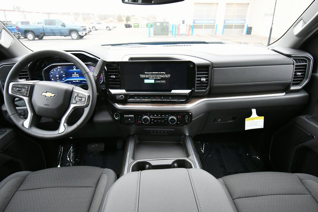 2025 Chevrolet Silverado 3500HD LT photo 3