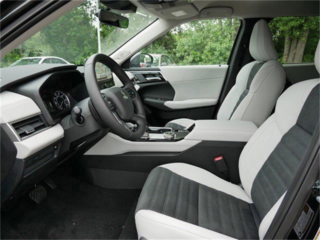 2025 Mitsubishi Outlander SE photo 3