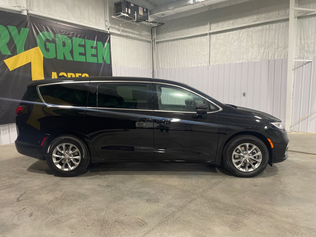 2026 Chrysler Pacifica photo 4