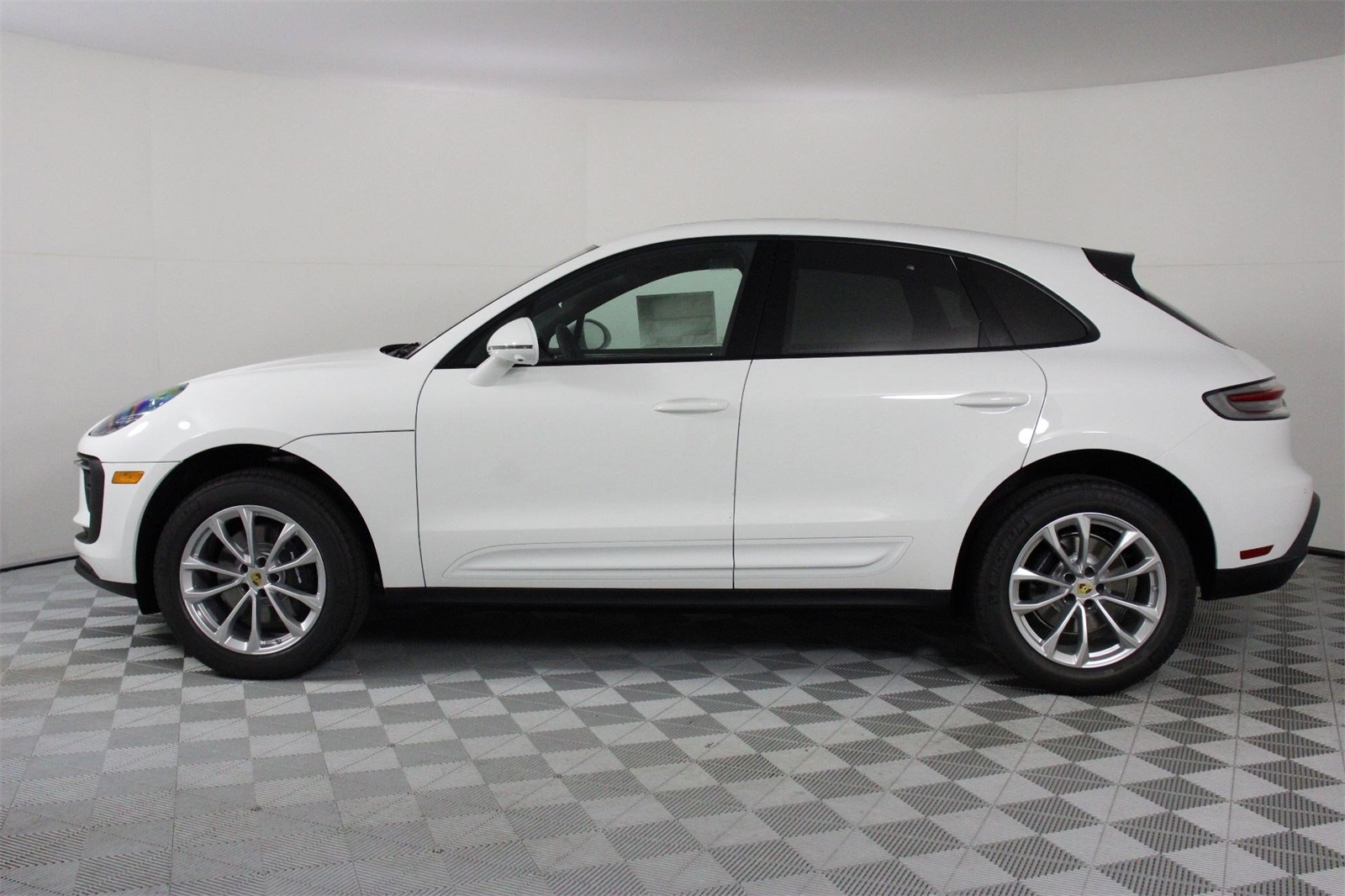 2025 Porsche Macan T photo 2