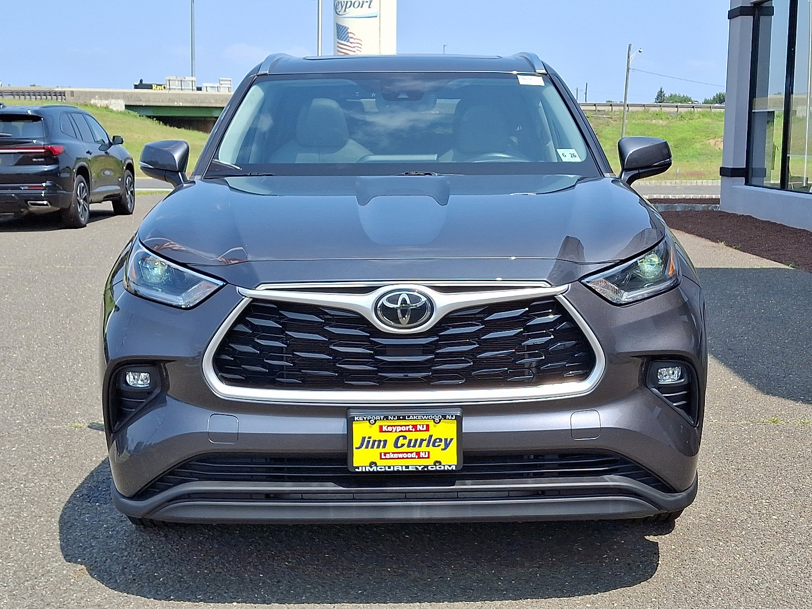 2021 Toyota Highlander XLE photo 2