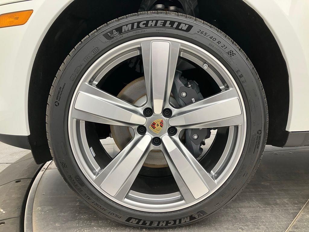 2025 Porsche Macan T photo 12