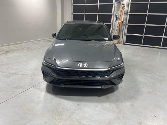 2025 Hyundai Elantra SEL Sport photo 2