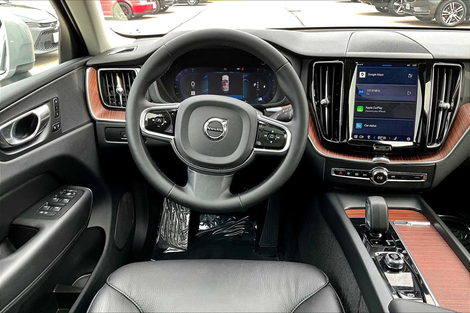 2023 Volvo XC60 Plus photo 3